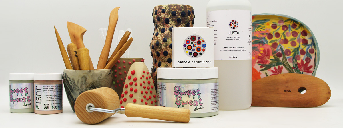 Słoiczki ze szkliwami strukturalnymi, drewniane narzędzia do ceramiki, wazon ceramiczny i paste do ceramiki